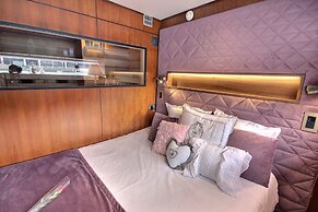 VIP Paris Yacht Hotel