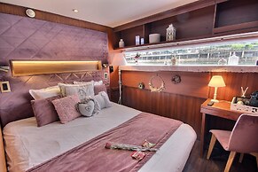 VIP Paris Yacht Hotel