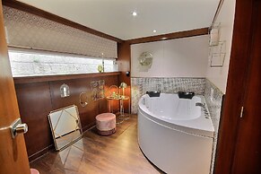 VIP Paris Yacht Hotel