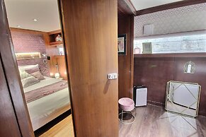 VIP Paris Yacht Hotel