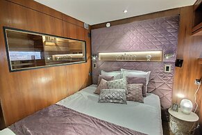 VIP Paris Yacht Hotel