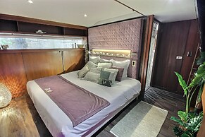 VIP Paris Yacht Hotel