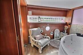 VIP Paris Yacht Hotel