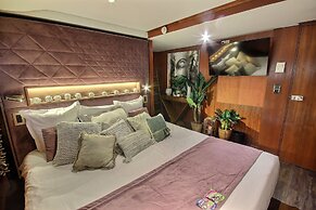 VIP Paris Yacht Hotel