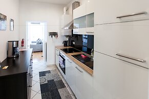 Central Apart 1 Min to Metro and Garage