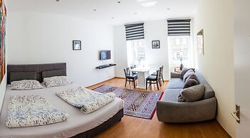 Central Apart 1 Min to Metro and Garage