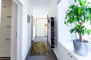 Central Apart 1 Min to Metro and Garage