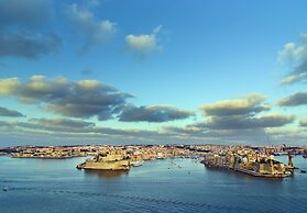 Blue Harbour 4 Seafront apartment by Getaways Malta