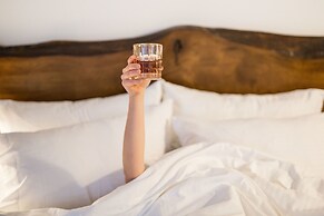 Main and Mountain Bar & Motel