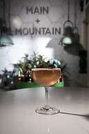 Main and Mountain Bar & Motel