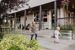 Main and Mountain Bar & Motel