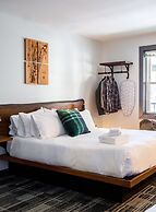 Main and Mountain Bar & Motel