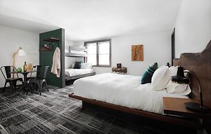 Main and Mountain Bar & Motel