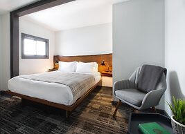 Main and Mountain Bar & Motel