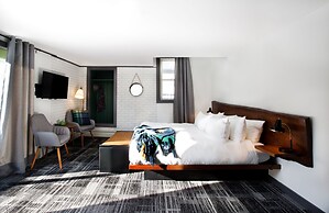 Main and Mountain Bar & Motel