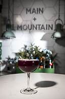 Main and Mountain Bar & Motel