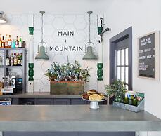 Main and Mountain Bar & Motel
