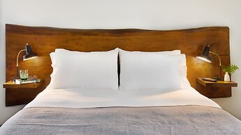 Main and Mountain Bar & Motel