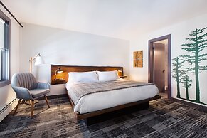 Main and Mountain Bar & Motel