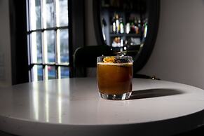 Main and Mountain Bar & Motel