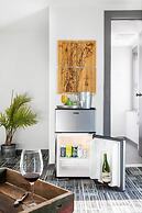 Main and Mountain Bar & Motel