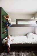 Main and Mountain Bar & Motel