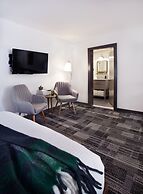 Main and Mountain Bar & Motel