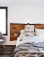 Main and Mountain Bar & Motel