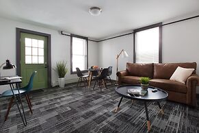 Main and Mountain Bar & Motel