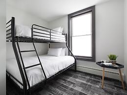 Main and Mountain Bar & Motel