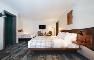 Main and Mountain Bar & Motel