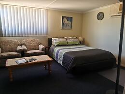 Chrissie's Dongara - Pet Friendly