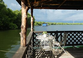 Bakau Hijau Riverlodge - Hostel