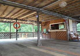 Bakau Hijau Riverlodge - Hostel