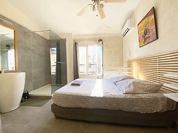 Le Louvre, Lieu atypique