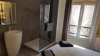 Le Louvre, Lieu atypique