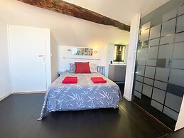 Le Louvre, Lieu atypique