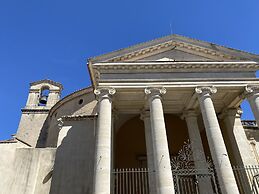 Le Louvre, Lieu atypique