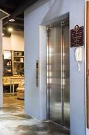 Old Door Hostel & Bar