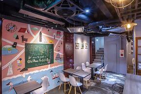 Old Door Hostel & Bar