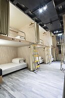 Old Door Hostel & Bar