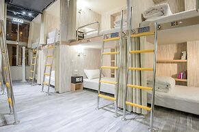 Old Door Hostel & Bar