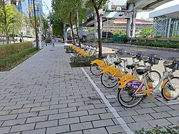 Old Door Hostel & Bar