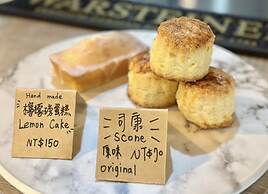 Old Door Hostel & Bar