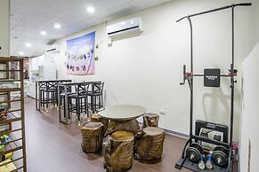 Old Door Hostel & Bar