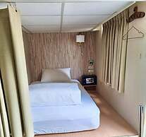 Old Door Hostel & Bar