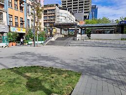 Old Door Hostel & Bar