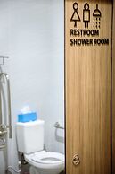 Old Door Hostel & Bar