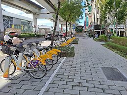 Old Door Hostel & Bar