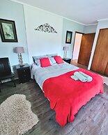 Rustic Country Lane Farmhouse in Lysterfield